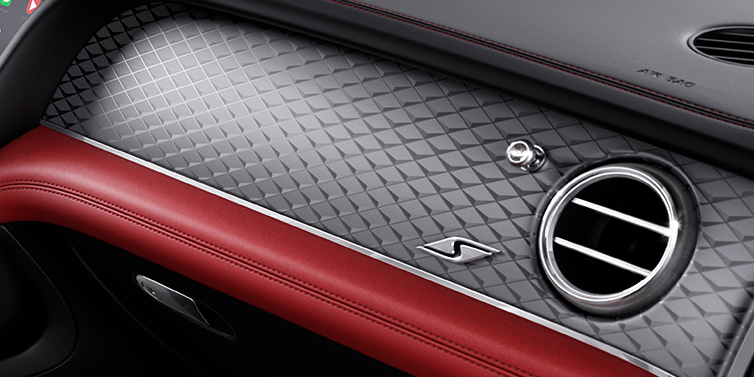 Bentley Bucuresti Bentley Bentayga S SUV front interior dash with Dark Tint Diamond Brushed Aluminium veneer and S badge surrounded by Hotspur red and Beluga black hide