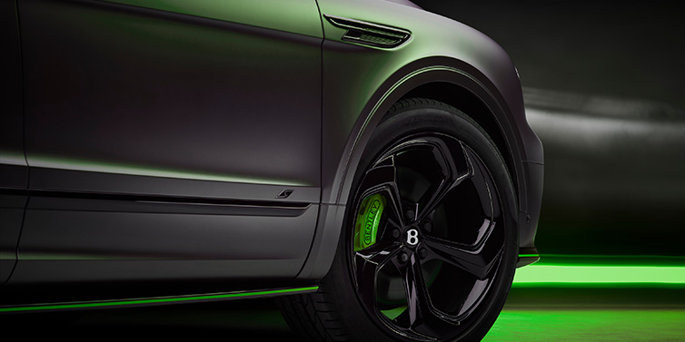 Bentley Bucuresti Bentley Bentayga S Black Edition SUV exterior wheel detail with Cyber Green brakes with Anthracite Satin paint